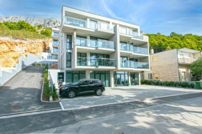 Seaside apartments with a swimming pool Brela, Makarska - 19834